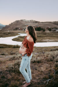 pregnant woman posing with mountains in the background